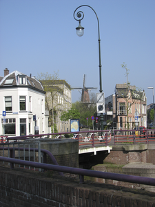 905050 Gezicht op de Van Asch van Wijckbrug over de Stadsbuitengracht te Utrecht, met een klassieke smeedijzeren ...